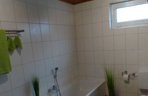 Sondernheim Apartamento | Apartamento con balcón y vista al jardín.