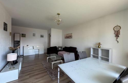 La Pierre-Heuze Apartamento | Apartment with balconies close to beaches