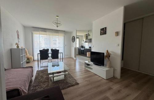 La Pierre-Heuze Apartamento | Apartment with balconies close to beaches