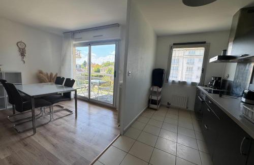 La Pierre-Heuze Apartamento | Apartment with balconies close to beaches