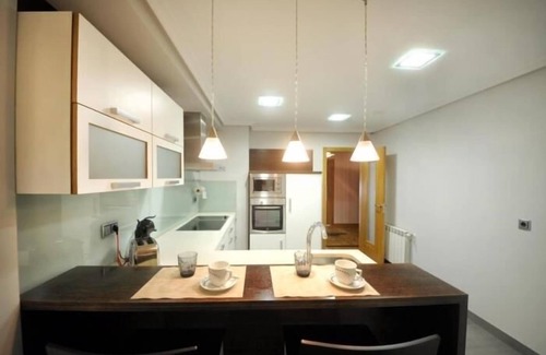 Carballo Apartamento | Apartamento con vistas a la ciudad y se encuentra en Carballo.
