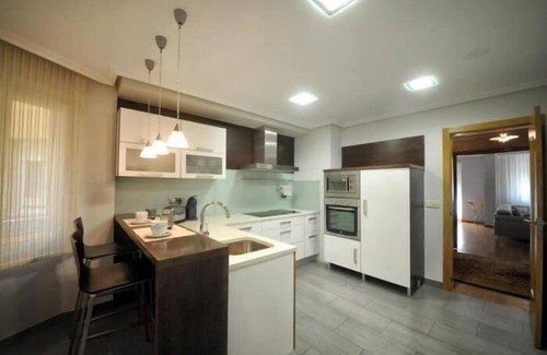 Carballo Apartamento | Apartamento con vistas a la ciudad y se encuentra en Carballo.