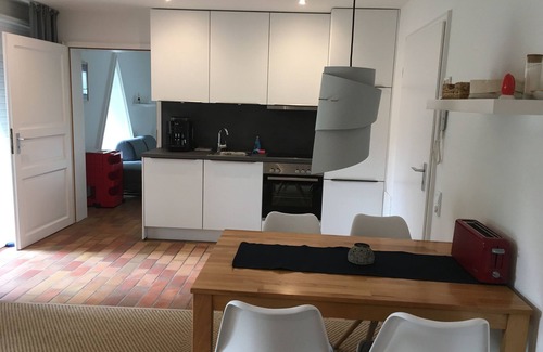 Schmilau Apartamento | Bonito apartamento nuevo con terraza y sauna cerca del mar Báltico