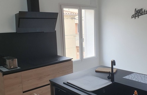 Lespignan Apartamento | APARTMENT WITH ELEVATOR, TERRACE, GARAGE 15 MINUTES FROM THE SEA FOR 6 PEOPLE