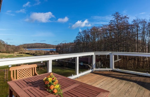 Buschvitz Apartamento | Apartamento con chimenea y terraza con vista al lago.