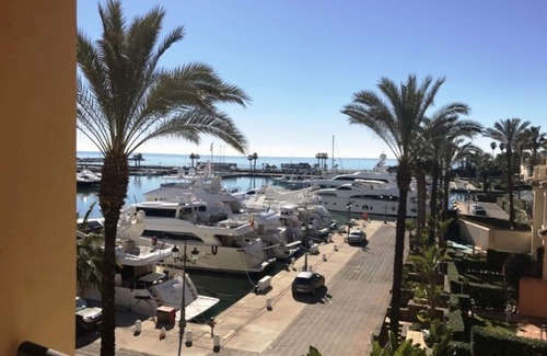 Sotogrande Apartamento | APARTAMENTO CON TERRAZA EN PRIMERA LINEA DE PUERTO SOTOGRANDE.