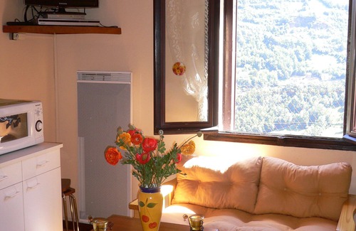 Gedre Apartamento | Apartamento con jardín con magníficas vistas del pueblo y las montañas.