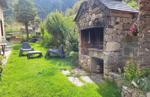 Gedre Apartamento | Apartamento con jardín con magníficas vistas del pueblo y las montañas.