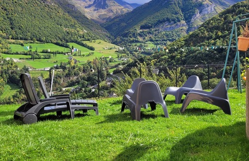 Gedre Apartamento | Apartamento con jardín con magníficas vistas del pueblo y las montañas.