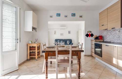 San Vincenzo Apartamento | Apartamento con jardín y 10 camas, a 50 metros de la playa