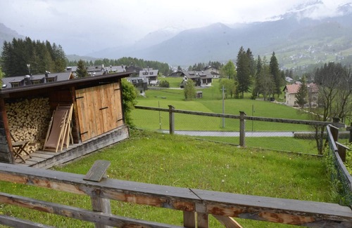 Cortina d'Ampezzo Apartamento | Apartment with three bedrooms and garden in Chiave