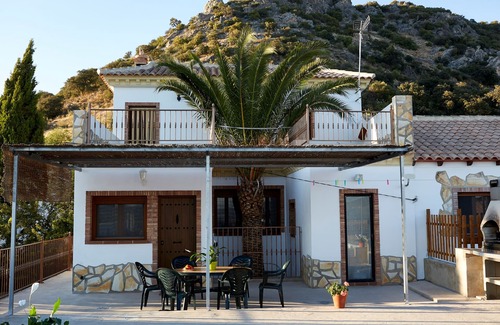 Iznajar Casa | Casa con piscina privada y vistas espectaculares, ideal para familias
