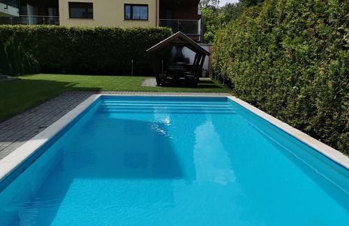 Siofok Aranypart Apartamento | Apartamento con ubicación central, piscina, sauna, wifi, parrilla, aire acondicionado, a 100 metros del lago Balaton