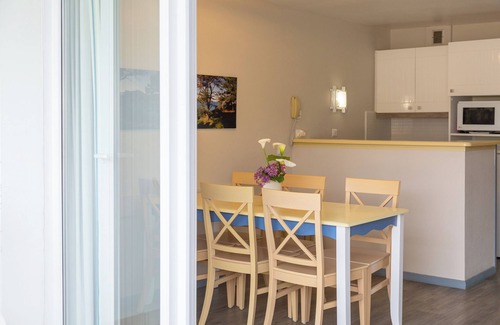 Treboul Apartamento | Apartamento 'Appartement Vue Mer Sur Plage' con vistas al mar, piscina compartida y Wi-Fi