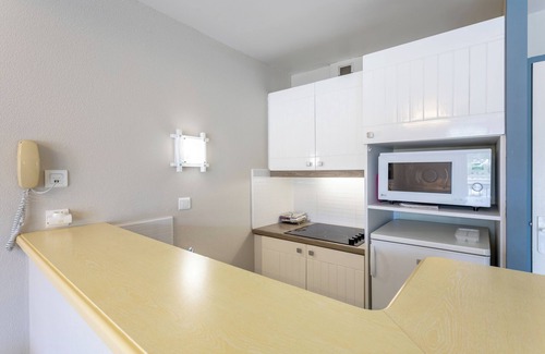 Treboul Apartamento | Apartamento 'Appartement Vue Mer Sur Plage' con vistas al mar, piscina compartida y Wi-Fi