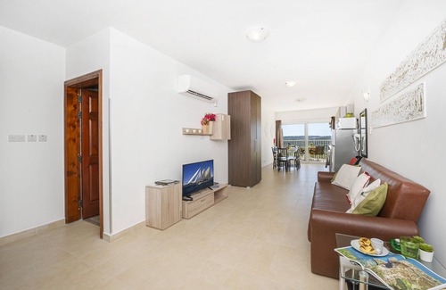 Mellieha Apartamento | Apartment with spacious terrace with panoramic views.