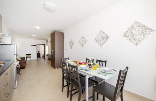 Mellieha Apartamento | Apartment with spacious terrace with panoramic views.