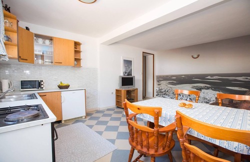 Molunat Apartamento | Apartamento con terraza y piscina.