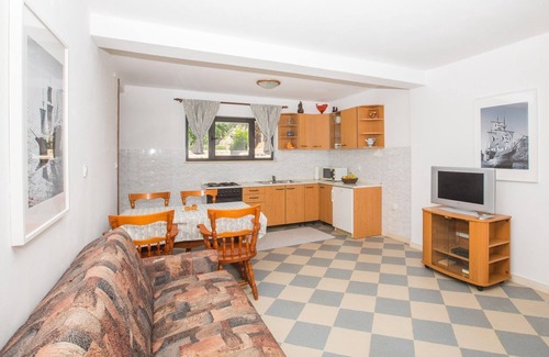 Molunat Apartamento | Apartamento con terraza y piscina.