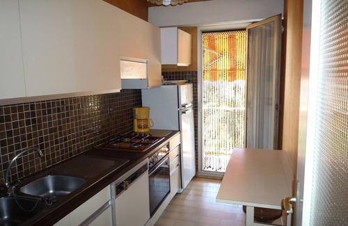 Hyeres City Centre Apartamento | Apartamento con terraza en residencia con tenis y piscina.