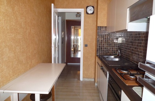 Hyeres City Centre Apartamento | Apartamento con terraza en residencia con tenis y piscina.