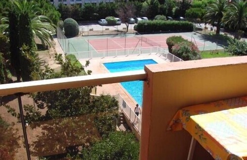 Hyeres City Centre Apartamento | Apartamento con terraza en residencia con tenis y piscina.