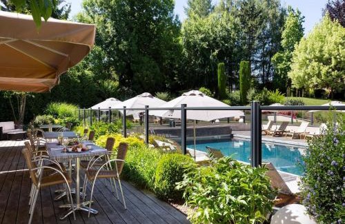 Ferney-Voltaire Apartamento | Apartment with view of swimming pool