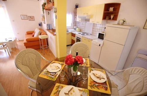 Ist Apartamento | Apartment Zrinka - Two-Bedroom Apartment with Balcony and Sea View