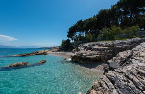 Sutivan Apartamento | APARTMENTS BRUNO 1&2 - two-room penthouse apartments - wonderful panoramic view of the sea - the best location, first row to the beach - 10 minutes from Supetar ferry port - free secured parking - facilities nearby