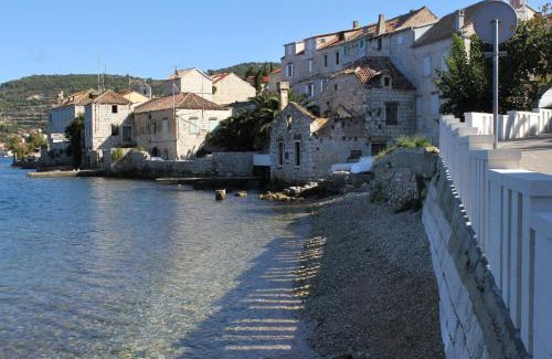 Cove Rogacic Apartamento | Apartments by the sea Vis - 1170