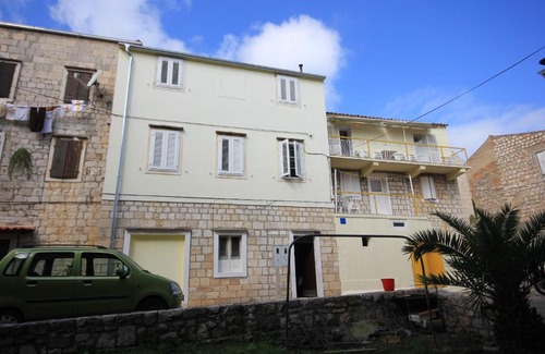 Cove Rogacic Apartamento | Apartments by the sea Vis - 2477
