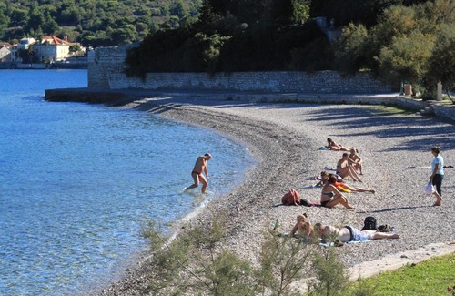 Cove Rogacic Apartamento | Apartments by the sea Vis - 2477