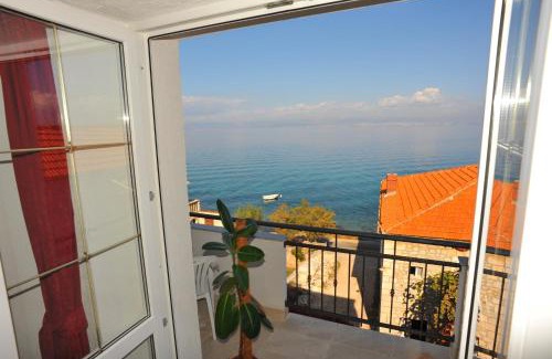 Cove Makarac (Milna) Casa | Apartments Desirée