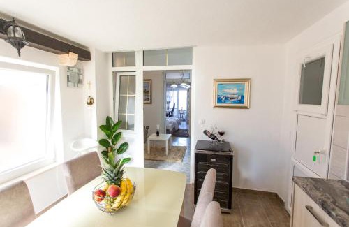 Cove Makarac (Milna) Casa | Apartments Desirée