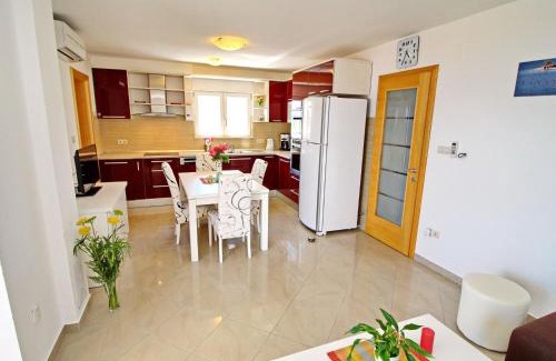 Drace Apartamento | Apartments Gusti - Two-Bedroom Apartment with Balcony and Sea View
