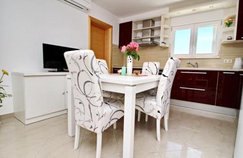 Drace Apartamento | Apartments Gusti - Two-Bedroom Apartment with Balcony and Sea View
