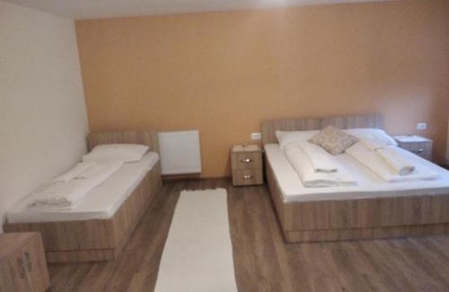 Strmosten Cama Y Desayuno | Apartments Izvor Lisine