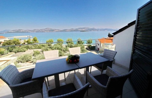 Drace Apartamento | Apartments Kula - Apartamento de tres habitaciones con terraza y vista al mar C5