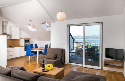 Drace Apartamento | Apartments Kula - Apartamento de tres habitaciones con balcón y vista al mar-B5