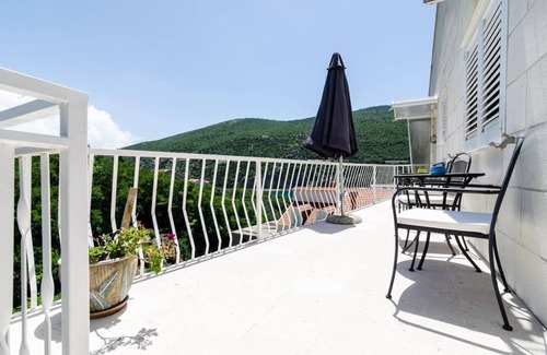 Mokosica Apartamento | Apartamentos Peco - Apartamento con 1 dormitorio, terraza y vista parcial al mar.