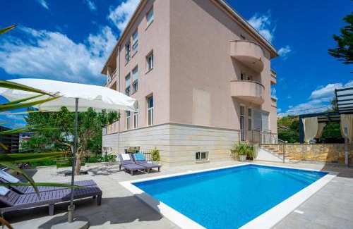 Znjan Apartamento | Apartments Villa Pjer - Pool & Private Parking near Beach Žnjan
