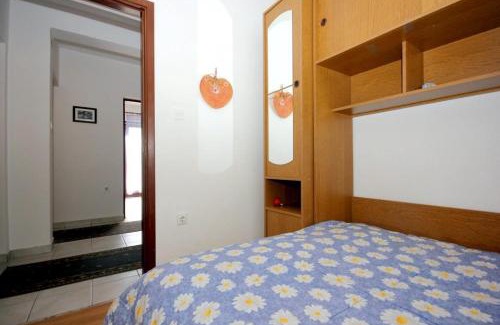 Cove Rogacic Apartamento | Apartments with a parking space Vis - 8883