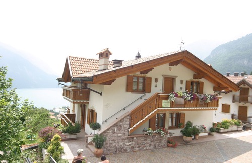 Molveno Villa | Apartamentos con amplios balcones y espectaculares vistas al lago Molveno ****