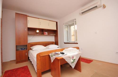 Cove Rogacic Apartamento | Apartments with WiFi Vis - 8843