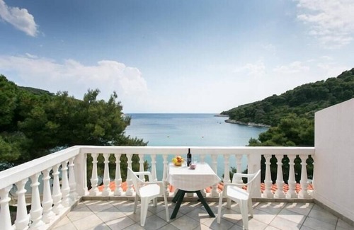 Saplunara Apartamento | Apartmetns Franka Saplunara-One-Bedroom Apartment with Terrace and Sea View No2