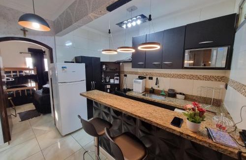 Pitangueiras Apartamento | ApMar 15a até 8 pessoas - Pitangueiras Guarujá - 2 minutos da praia - 2 quartos e 1 suíte com Ar Condicionado - 1 Vaga Garagem 24h - Próximo de mercados, bares, restaurantes