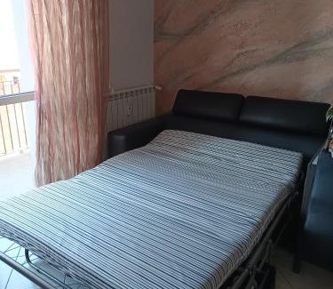 Saronno Apartamento | App 2rooms letto matrimoniale, letto singolo, divanoletto matrimoniale La Casa di Hellen a Saronno tra MilanoComoFieraMxpMonza