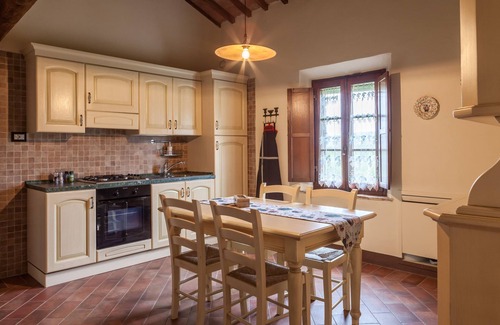 Sovicille Apartamento | App. Verdi - Luminoso y confortable en el campo de Siena con piscina