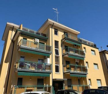 Jesolo Apartamento | App4rent - VILLA MIMOSA - 3 Family apartments - parking, wifi, near the beach