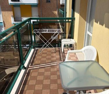Jesolo Apartamento | App4rent - VILLA MIMOSA - 3 Family apartments - parking, wifi, near the beach